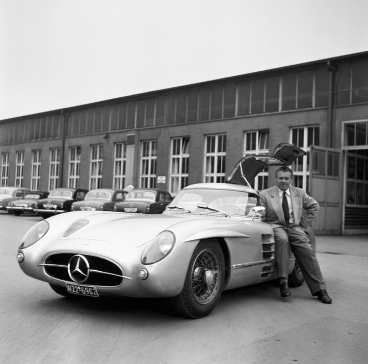 Le 5 mai dernier, une des deux seules Mercedes 300 SLR Uhlenhaut de 1955 s’est vendue pour le prix de 135 000 000€ lors d’une vente aux enchères, faisant d’elle la voiture la plus chère de l’histoire.
