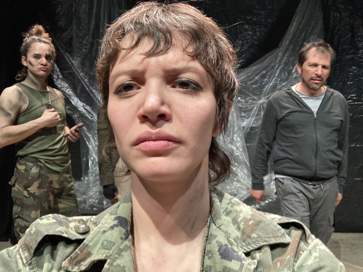 Cuando estás a mitad de función pero a lxs actores les da tiempo de la selfie <a href="/EscenicaSe/">ProducciónEscénicaSE</a> #QueArdaTebas