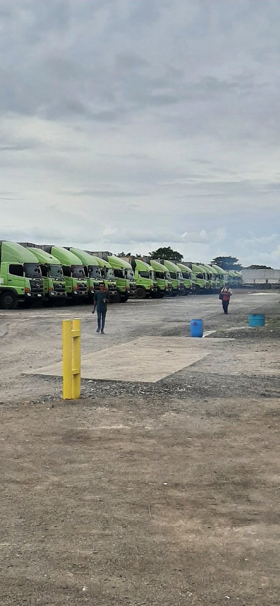 Fptrdrg's tweet photo. 👩: smean gaono mobil ta mas ?
🧑: gaduwe dek, 
*nang ati (mek duwe tleler tok 10)
Ndaniyo cok https://t.co/7nf4TVORj8