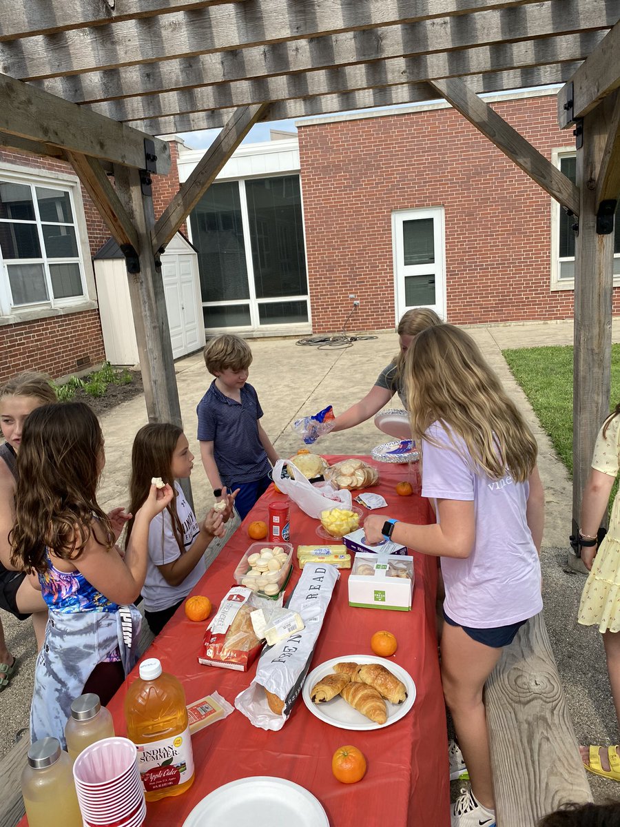 MmeMiller28's tweet photo. French Club ended the year with a pique-nique en plein aire! 🧺🥖🧀 @PrincipalHerion @LakeForestSD67 https://t.co/3zG5BR04RG