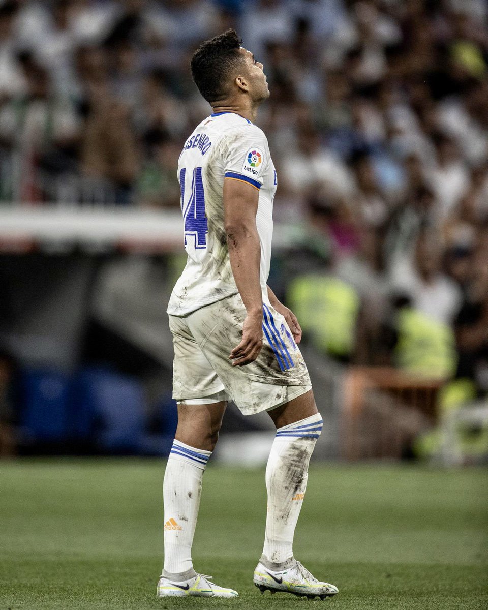 Casemiro's tweet photo. Ha sido muy bonito ganar esta Liga con nuestra gente de nuevo en las gradas. ¡Gracias, afición!

Ahora, #APorLa14 https://t.co/OYiTBKVhFZ