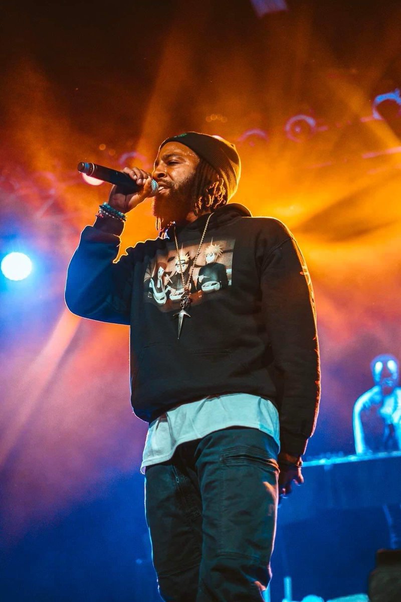 “It’s the weekend. Do something that your future self will thank you for.” 💯

#FridayVibes 
#FridayFeeling 
#musicians 
#hiphopculture 🎶
#VibeMe