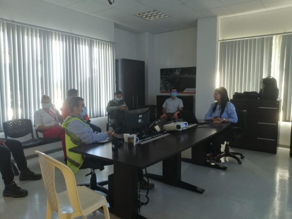 #CumplimosConHechos La Delegatura para la Protección de Usuarios de la #Supertransporte, promueve y fomenta el conocimiento de los derechos y deberes de los usuarios del transporte aéreo al personal del <a href="/AeroYariguies/">Aeropuerto Barrancabermeja</a> en el marco del Programa #UsuariosEnLasRegiones.