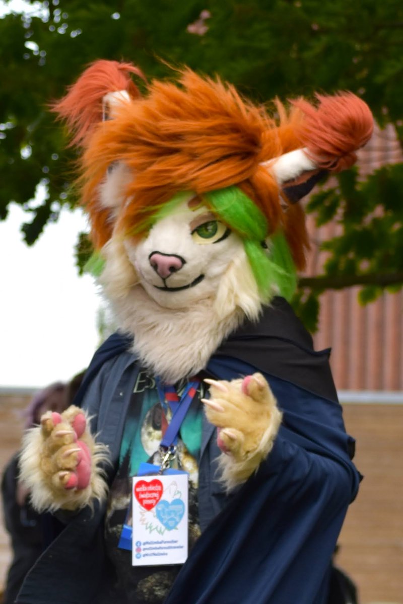 Happy #FursuitFriday 👀🦁❤️

🛣️ <a href="/Lasztownia/">Łasztownia</a> 
📸 Agnieszka