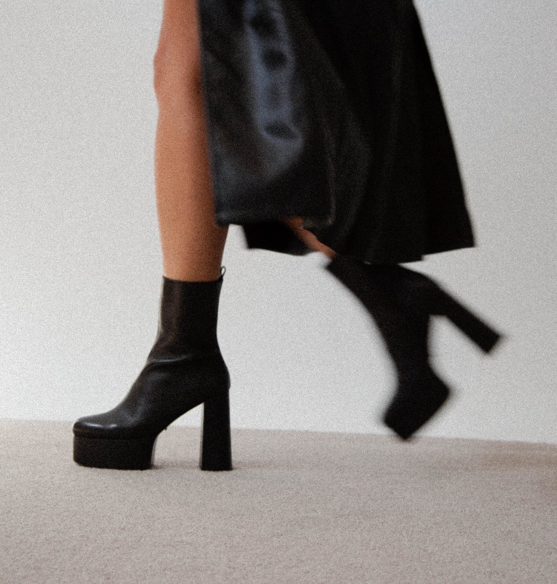 Winter Mood: #TyraBoots + trench coats. 🖤  #TonyBianco