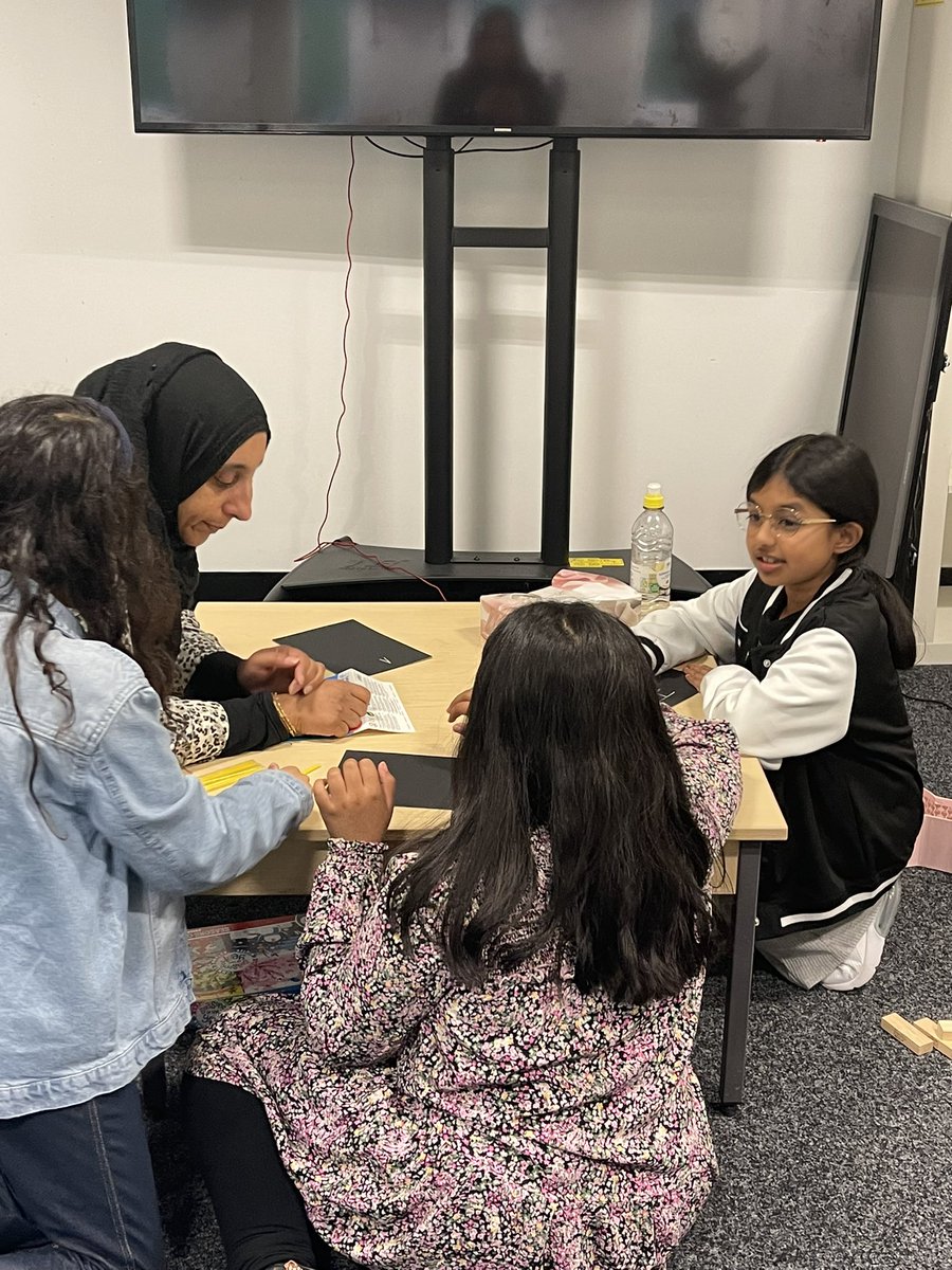 Friday Youth Club - Week 2 of #skincare #selfcare the girls were buzzing after a pampering session with the lovely Robana &amp; our volunteer Saima #FridayVibes #selflove #eatwell #sleepwell @MIBA_LTD <a href="/JodieBarberOC/">Jodie Barber OC</a> <a href="/community_oak/">OAKCommunityDevelopment</a> @CllrAmandaOL2