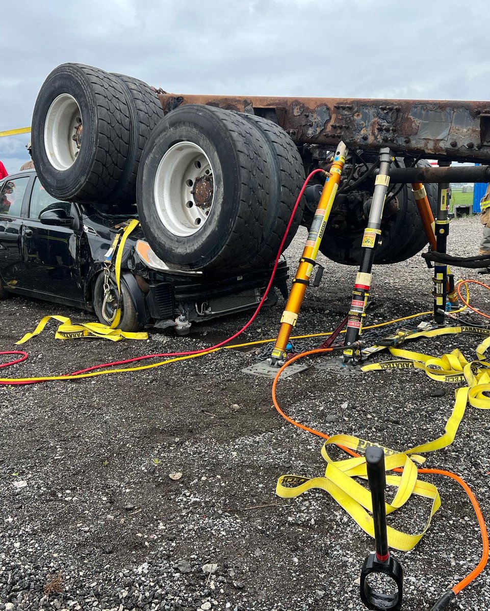 SOCC_Corp's tweet photo. Heavy rescue @Paratech_Inc University delivered by @SOCC_Corp . Structural collapse, rigging, heavy lifting with airbags, heavy vehicle rescue, and patient care. 

In order to do these operations you need to understand the physics, theory, weights, as well as the equipment. https://t.co/siX8rEcysx