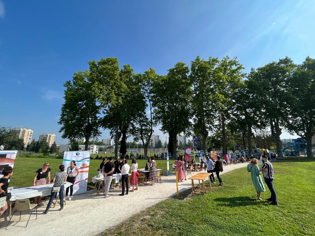 #poleemploi #Avignon <a href="/mlgrdavignon/">Mission Locale Jeunes Grand-Avignon</a> et <a href="/Avenir84/">Visan</a> Avignon ont facilité la rencontre entre habitants des quartiers prioritaires et 38 employeurs, organismes de formation et centres d'apprentissage . Découverte de métiers, détection de potentiels et embauche ont été au rendez-vous !