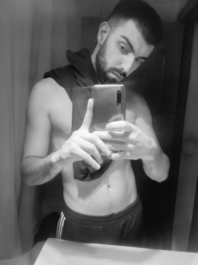 LuckyMario47's tweet photo. Día de gym🥵 duchita🫧 hacemos la cenita 🍕(poner pizza al horno😂) y en un ratito empezamos #stream🔥
#streamer #gym #startingchange https://t.co/DZF7dCZfU2