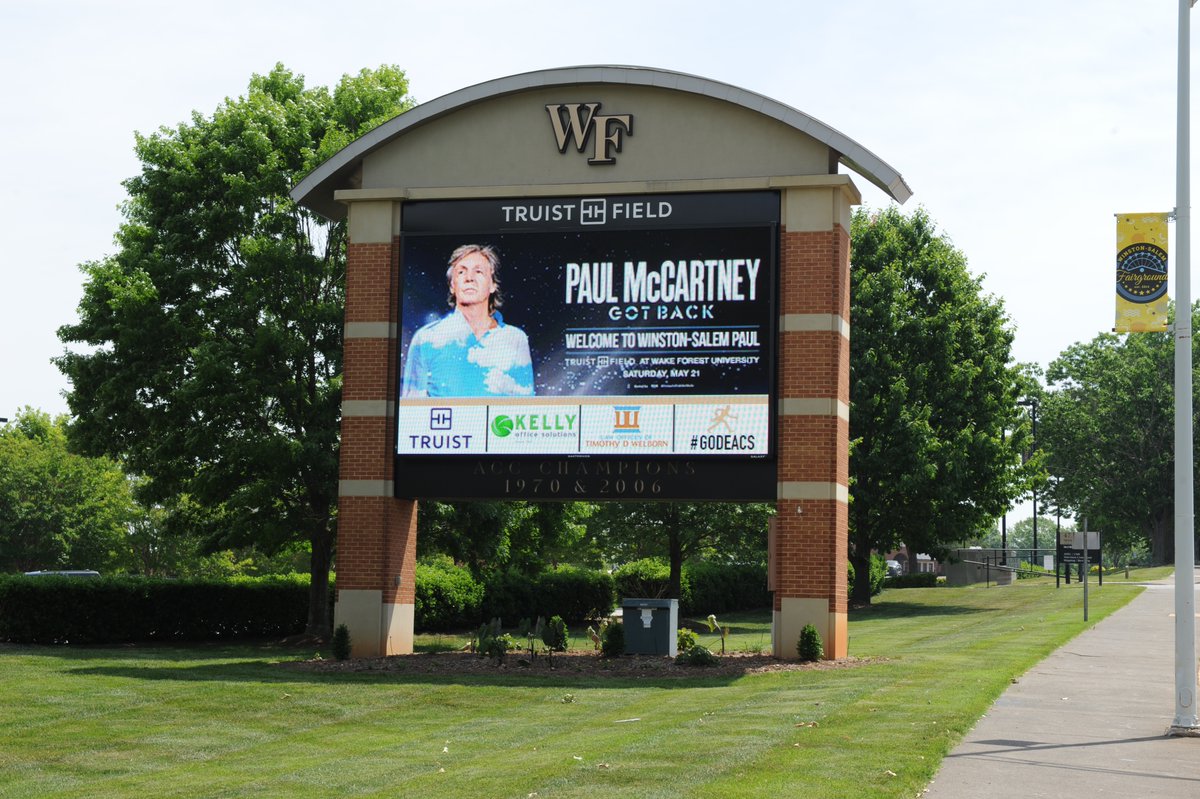 PaulMcCartney's tweet photo. Welcome to the #PaulMcCartneyGotBack Tour, Winston Salem! Are you ready to rock tonight?🎸 https://t.co/RDYBoHqF4C