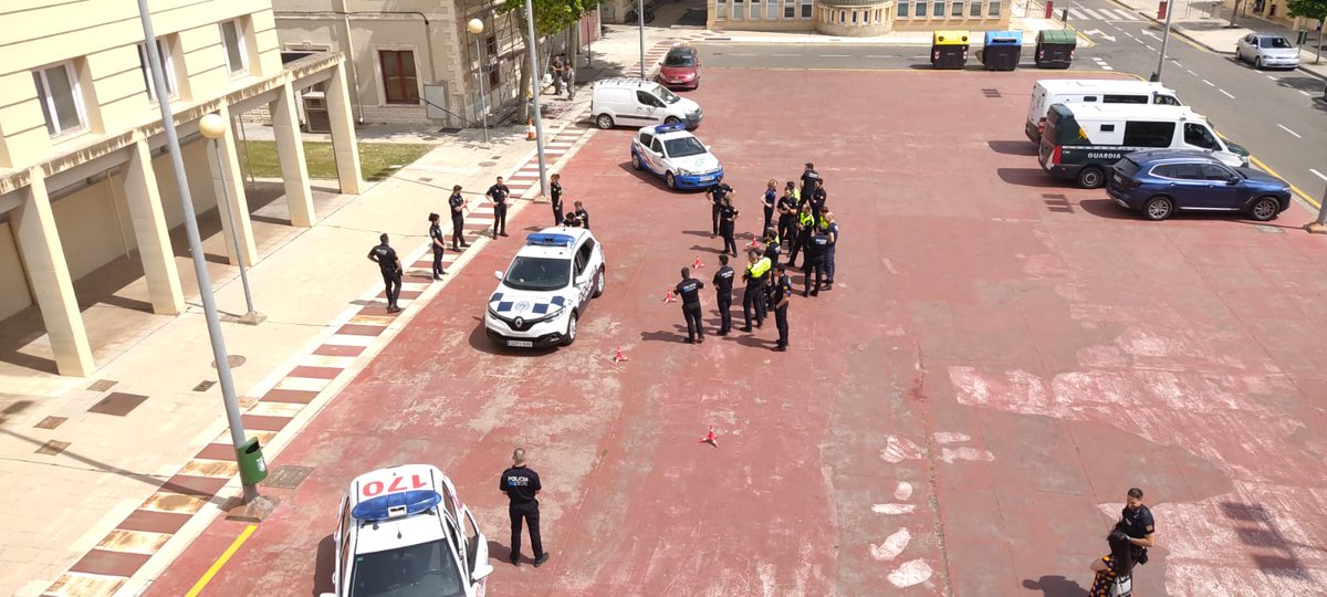 112Aragon's tweet photo. 👮‍♀️👮 #Formación de #Policías Locales de #Aragón. Los alumnos y alumnas de la XXV Edición de nuevo ingreso continúan su formación. En esta ocasión, con "Práctica intervención y parada de vehículos. Identificación policial", a cargo de la Jefatura de Policía Local de Caspe. https://t.co/MY9d8f6yLZ