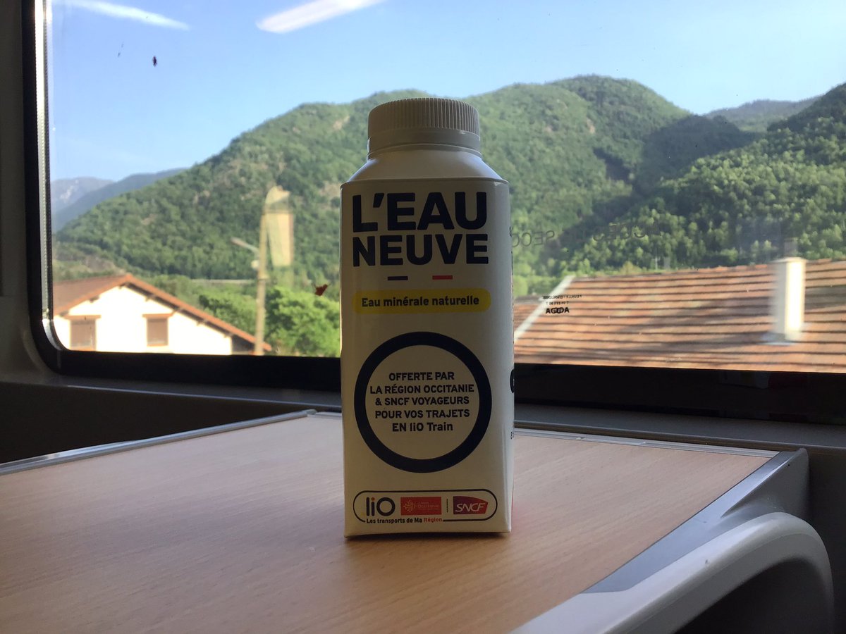 phil_conduc's tweet photo. Ah ah ! Il n y a pas ça sur l A7 😂😂
De l eau toute neuve,mise en bouteille dans l Ariège à #Merens les vals
C est la #Lieautrainoccitanie
@lio_train_sncf
A retrouver aussi dans les trains de nuit @Intercites https://t.co/LNEuIj2Pzm