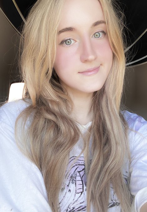 Let&rsquo;s make the cheeks ever more red? 😌 https://t.co/50poN6LFKt