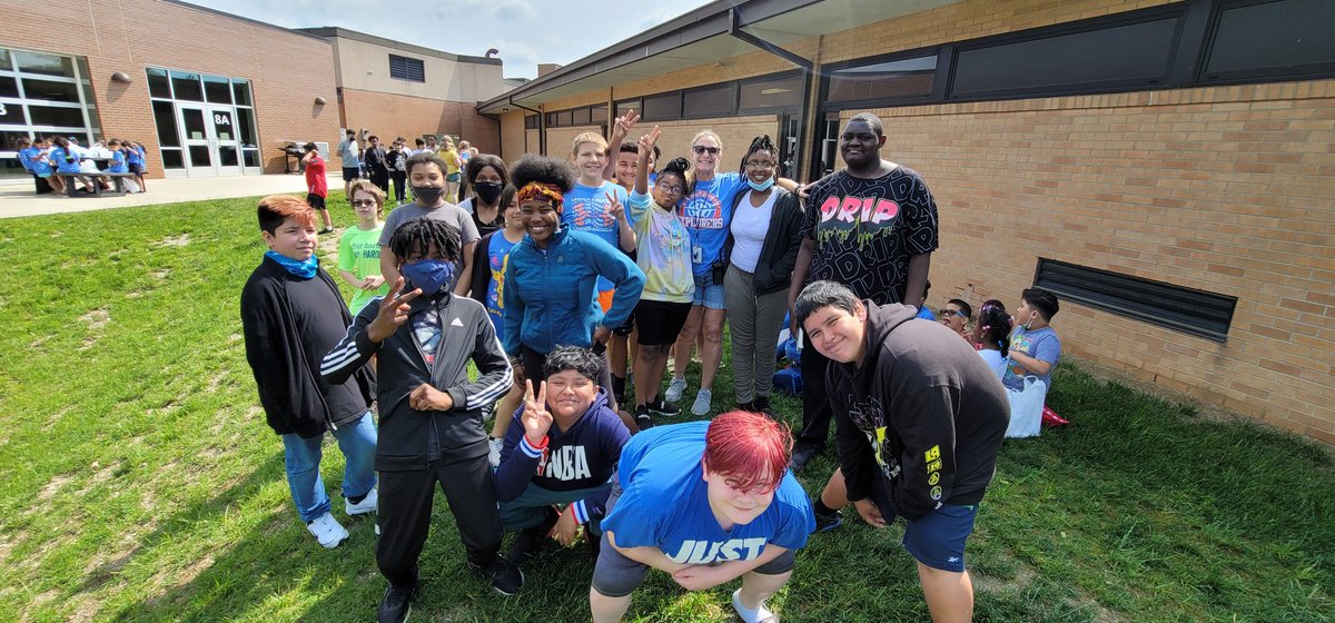 KemperMr's tweet photo. @MrsJessCosman @PattyHoran4 @hensongrade1 Connecting with 6th graders before their last day as @IC_Explorers https://t.co/ZM5rtbjdtc
