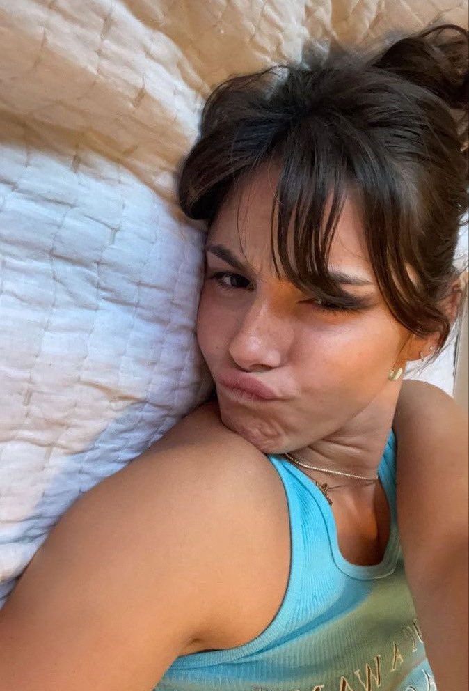 penelopeastor's tweet photo. _____ ______ ______ ______ ______
    ← ⚪ penelopeastor
         in bed all day kind of day https://t.co/zMi2ht6WAq