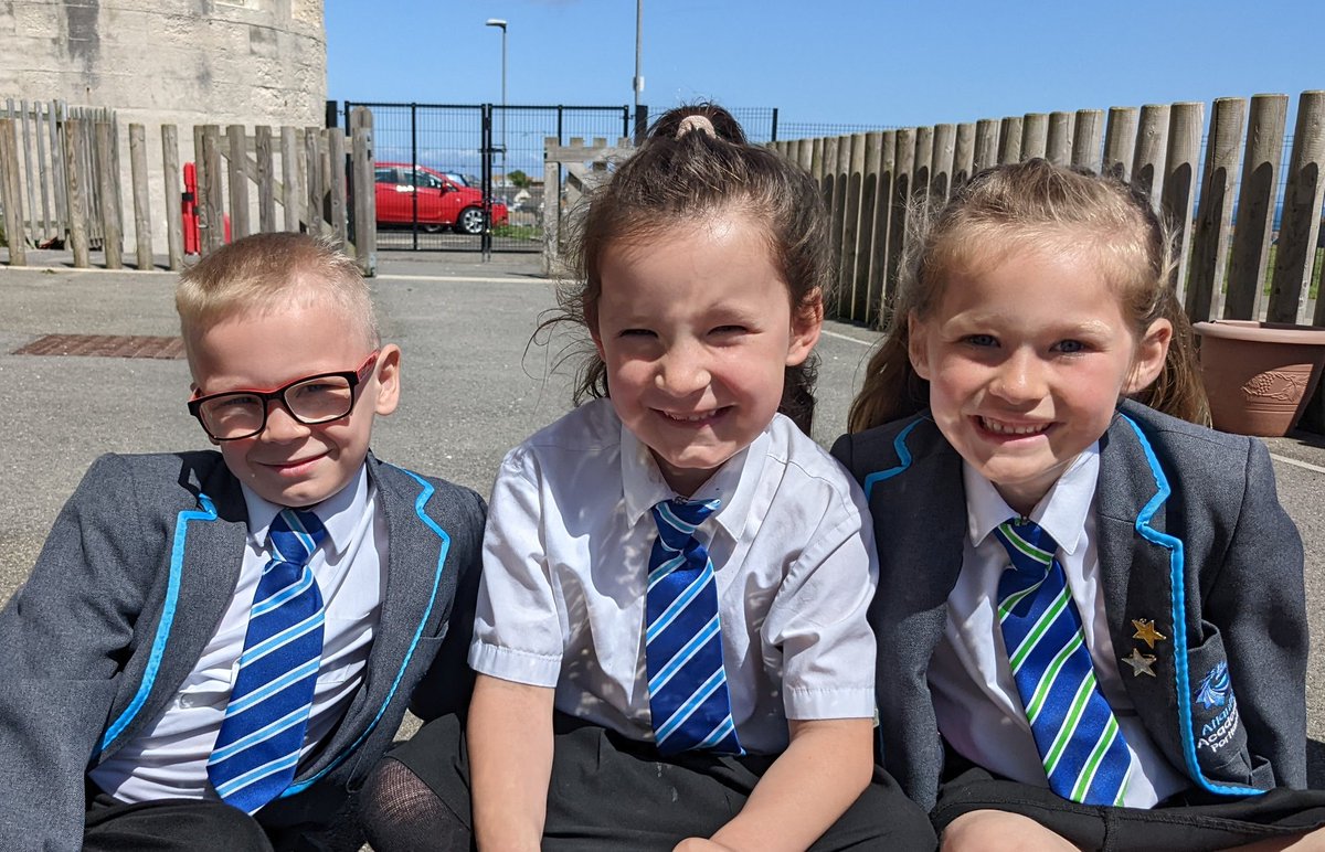 As part of our PSHE curriculum, KS1 enjoy weekly circle times to discuss and share views on a variety of topics. Today Year 2 took theirs outside and discussed how to show good manners in the dining hall 🍽️☀️