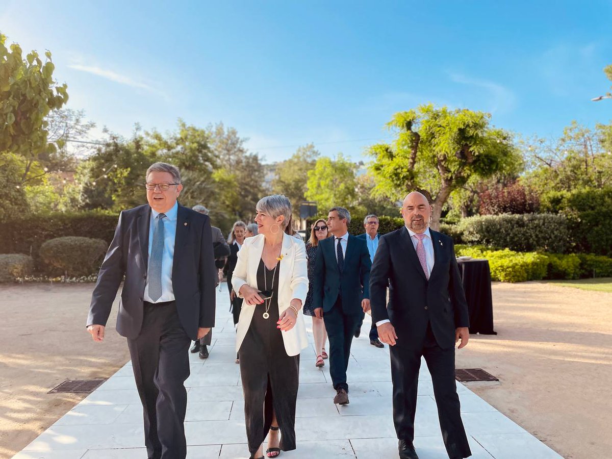 justiciacat's tweet photo. ⚖️ La consellera @lciuro, acompanyada del secretari general @quimclavaguera i el director @jrcasals, presideix l’acte de Sant Raimon de Penyafort del Col·legi @AdvocaciaICASF. En el marc de les Festes Col·legials de Primavera, l'#ICASF celebra enguany el seu 150è aniversari. https://t.co/zyPsdhmZ9Q