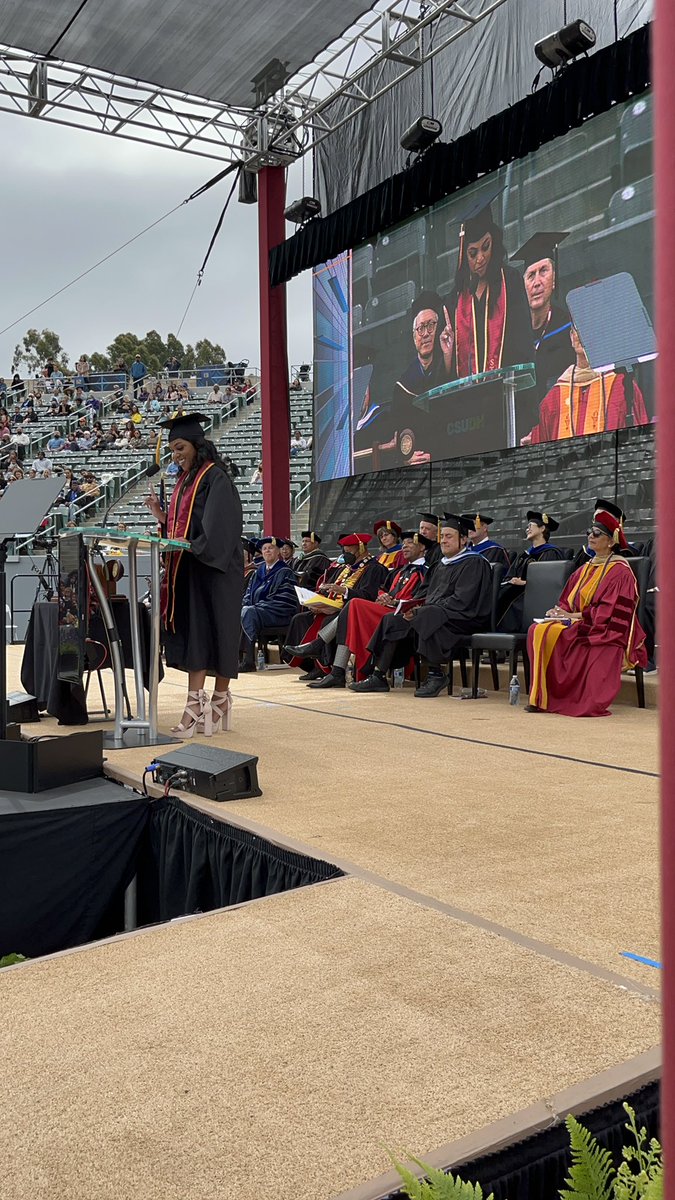 DominguezHills's tweet photo. Student speaker Katrina Felipe shares three tips for living your best life:
1. “YOU LET THAT LIGHT SHINE”
2. “Hold onto your support systems”
3. “Leave every space you enter better then when you found it”
#csudhgrad22 #csudh22 #gotoros https://t.co/ZrCRXLLXP9