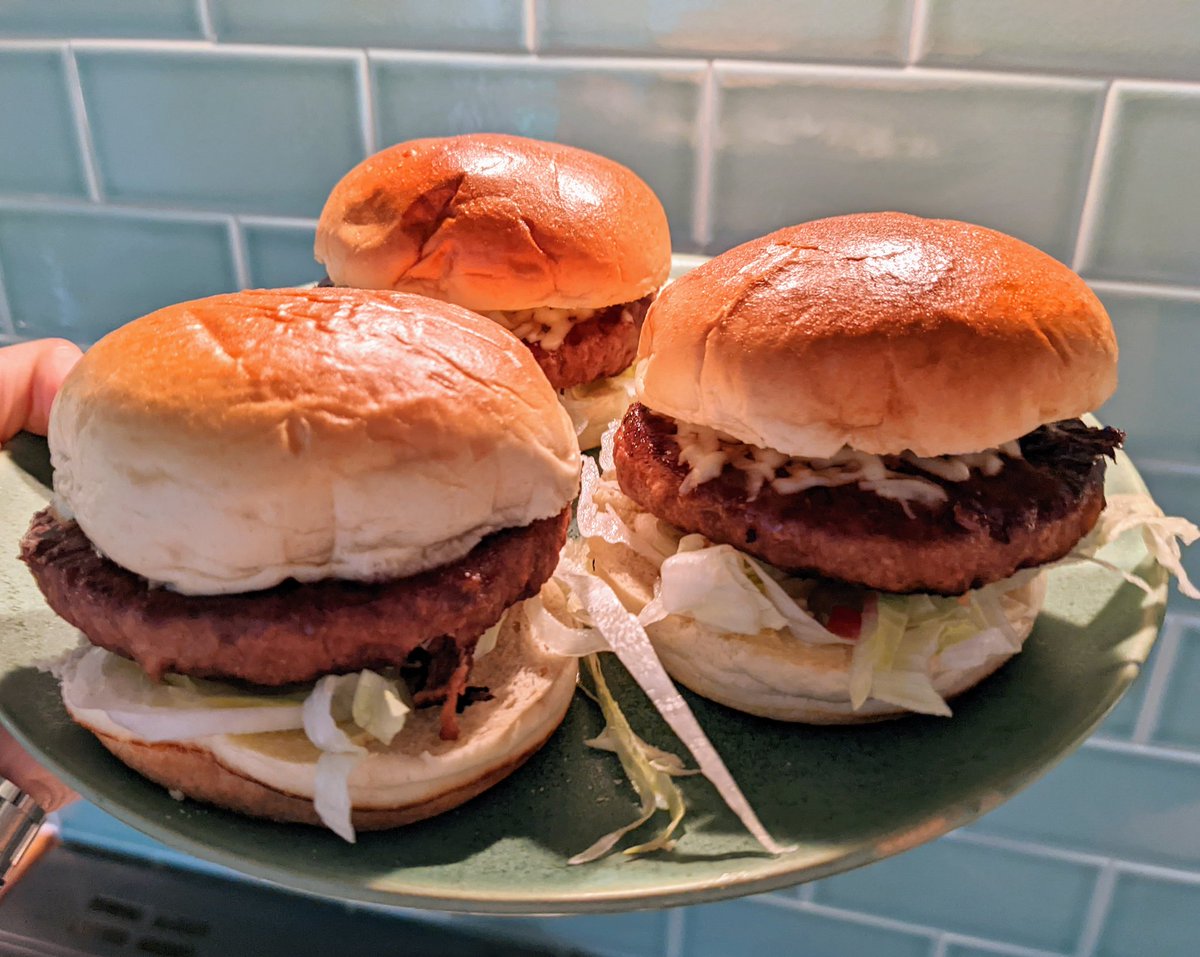 Cheeseburgerb0y's tweet photo. Who doesn't love a Friday night #cheeseburger https://t.co/ziaUCdUCib