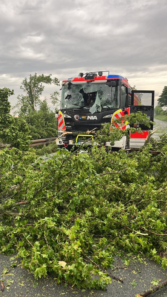 Bei den Unwettereinsätzen wurde ein Löschfahrzeug schwer beschädigt.
Verletzt wurde glücklicherweise niemand. 🍀 Die hochwertige Fahrgastzelle hat unsere Einsatzkräfte geschützt. 👍 #Feuerwehr #Paderborn