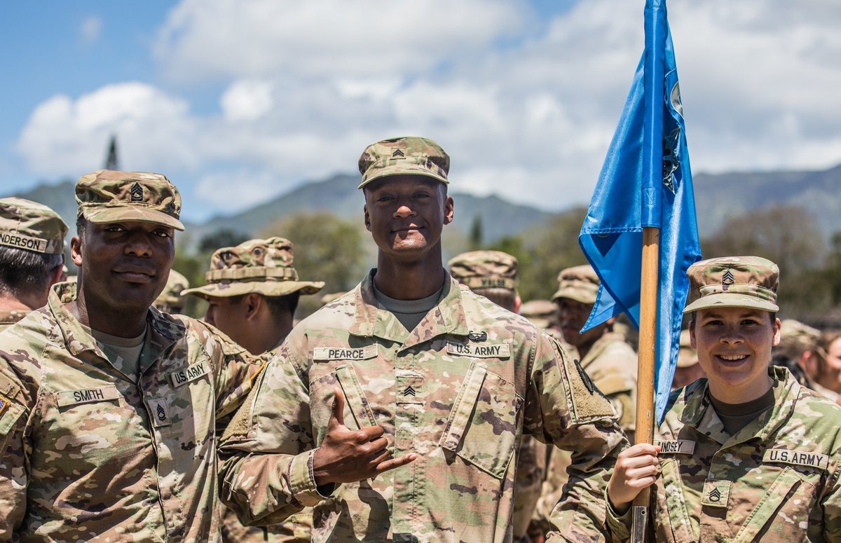 Congratulations to our newest Jungle and Air Assault Graduates! 🤙 Our @25thID Service Members are awarded many opportunities to attend schools to better themselves in every field. #TropicThunder