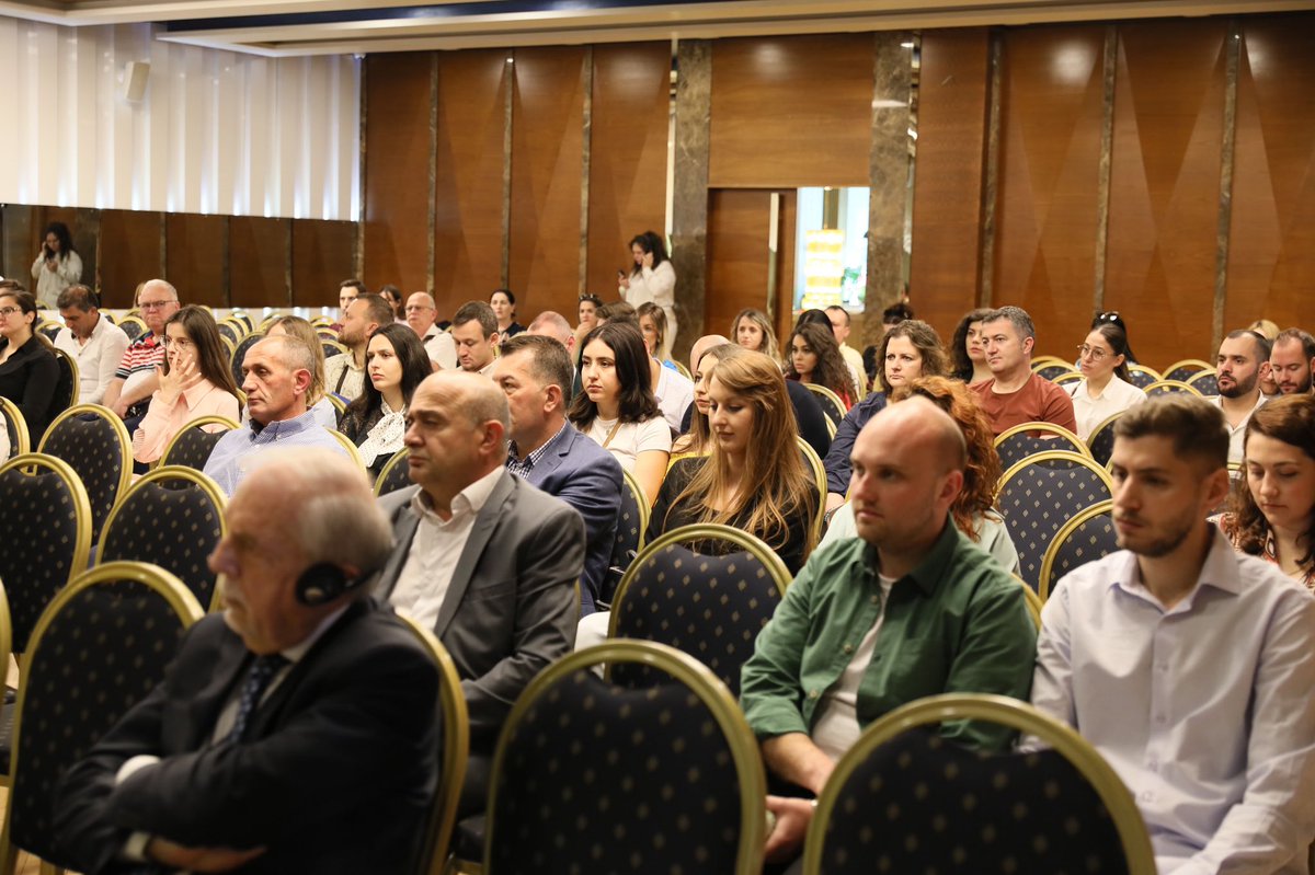 GManastirliu's tweet image. Lajm i mirë☀️ 
Falë profesionalizmit të mjekëve dhe investimeve tona në shërbimet kirurgjikale, sot kemi reduktim domethënës në nivel kombëtar të ditë-qëndrimit në spitale të pacientëve që kryejnë ndërhyrje operatore.
#KonferencaeKirurgjisë 
#Bashkë 🤝
#ShqipëriaeArdhmjaJonë☀️ 🇦🇱