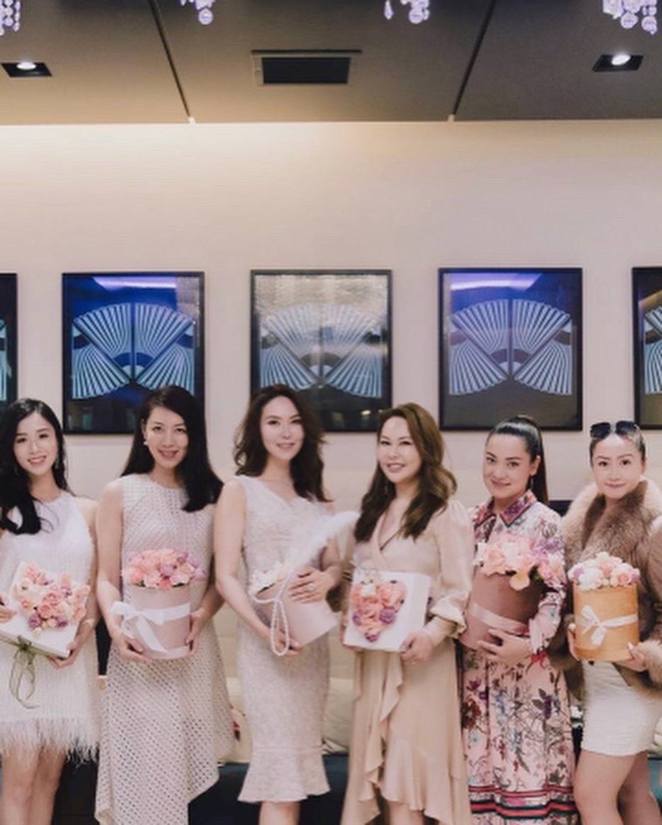 Lixin1990's tweet photo. Come and get together with sisters I haven't seen for a long time on Friday. https://t.co/GtQ7J4AjOM