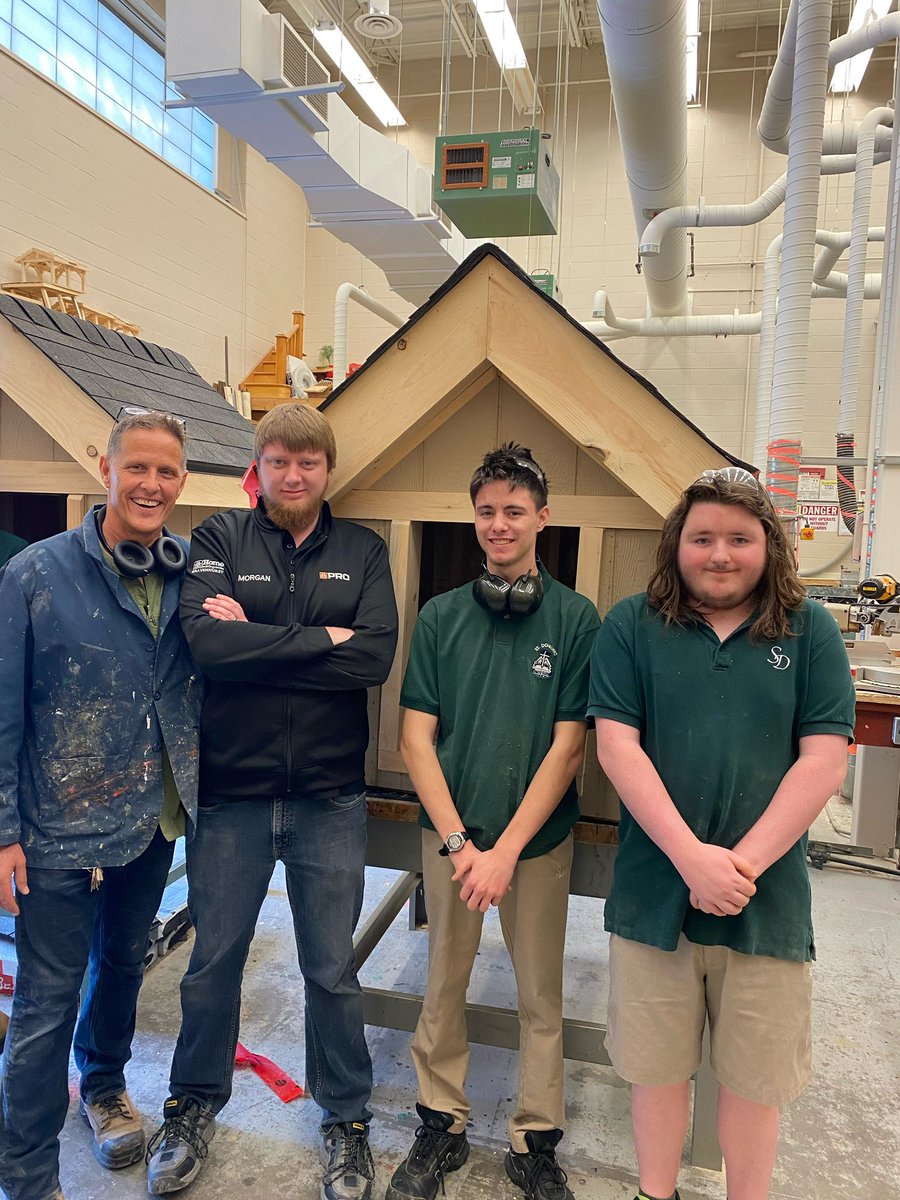St_DominicCSS's tweet photo. Beautiful #Muskoka partnership!! @St_DominicCSS students made dog houses with donated material from #Gravenhurst Home Building Centre. Money raised in the sale of these with be given to @Habitat_org #bracebridge $2000!! #domspride #strongerbettertogether https://t.co/Nqz0ix5qN5