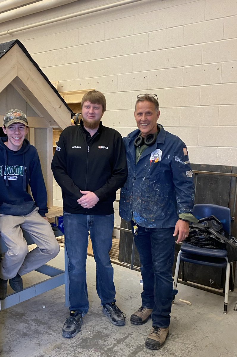St_DominicCSS's tweet photo. Beautiful #Muskoka partnership!! @St_DominicCSS students made dog houses with donated material from #Gravenhurst Home Building Centre. Money raised in the sale of these with be given to @Habitat_org #bracebridge $2000!! #domspride #strongerbettertogether https://t.co/Nqz0ix5qN5