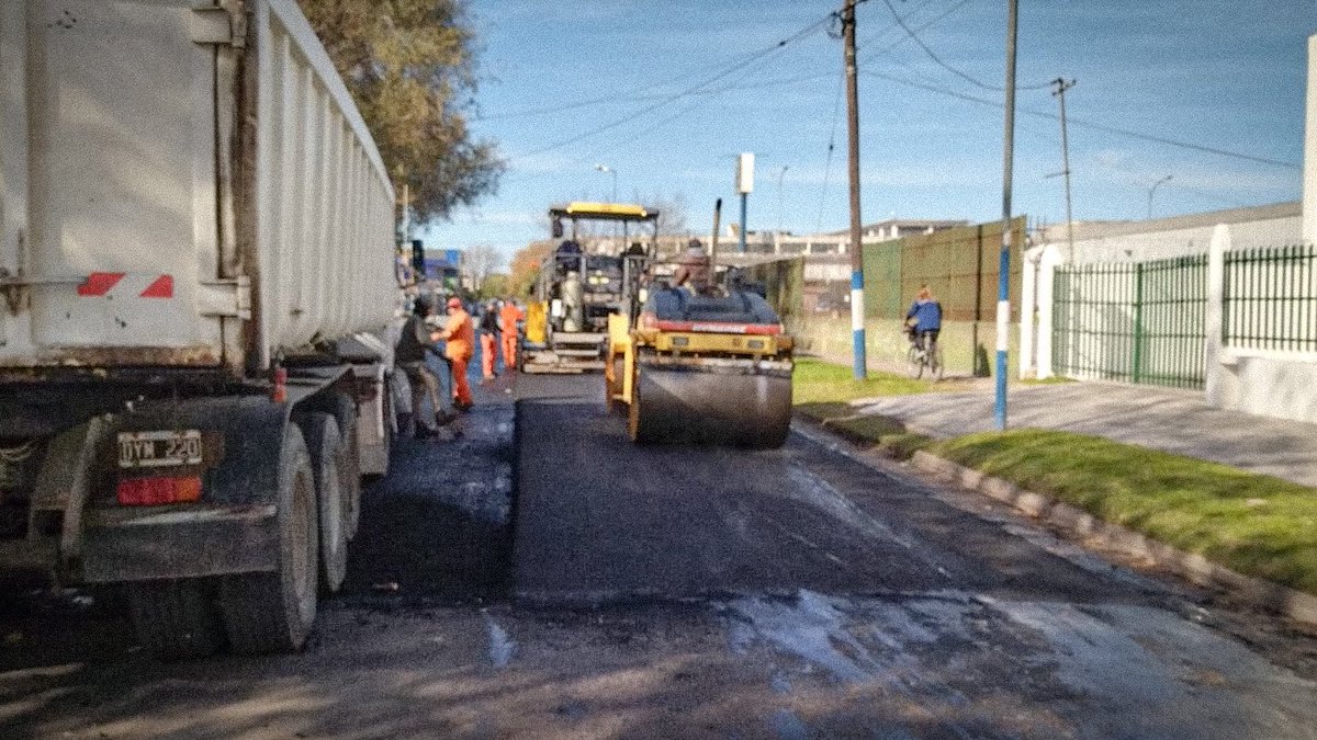 marianobowden's tweet photo. 🚧 OBRAS VIALES

#Viernes Continuamos renovando las calles en el barrio Las Lilas

👇🏻Colocación de nueva carpeta asfáltica en:
📍Alberti entre M. Acosta y Champagnat
📍Alberti entre D. Ortega y Nasser
(Sigue) https://t.co/LO8Y1L3wUL
