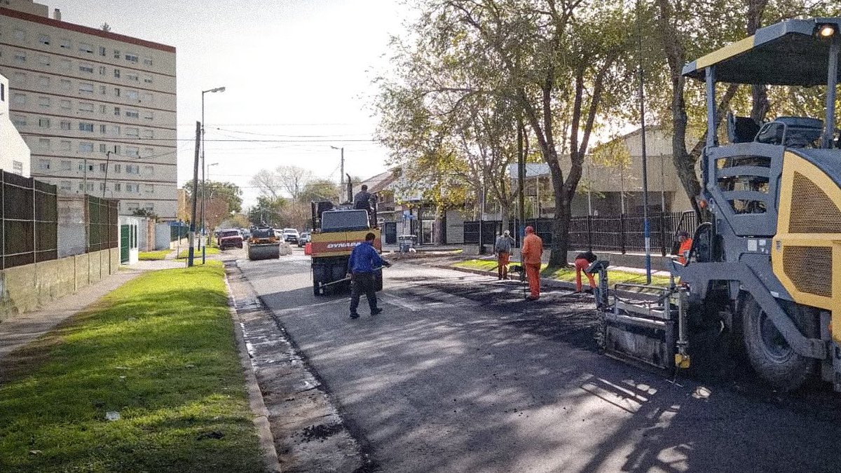 marianobowden's tweet photo. 🚧 OBRAS VIALES

#Viernes Continuamos renovando las calles en el barrio Las Lilas

👇🏻Colocación de nueva carpeta asfáltica en:
📍Alberti entre M. Acosta y Champagnat
📍Alberti entre D. Ortega y Nasser
(Sigue) https://t.co/LO8Y1L3wUL