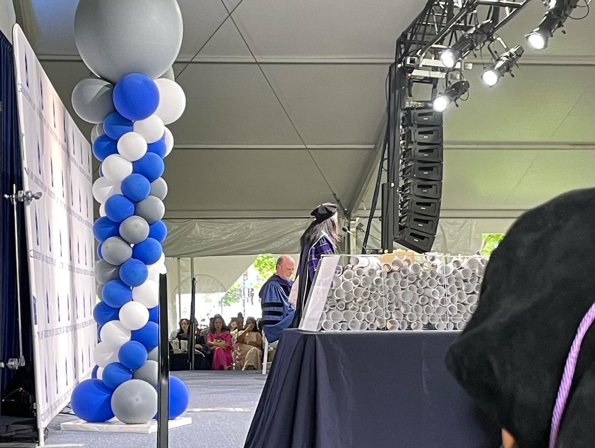 aplerhoples's tweet photo. Congratulations to my law fellow Julian Hill on his LLM and my law students on their JDs! @GeorgetownLaw #hoyalawyas https://t.co/PqZ2gLLjvT