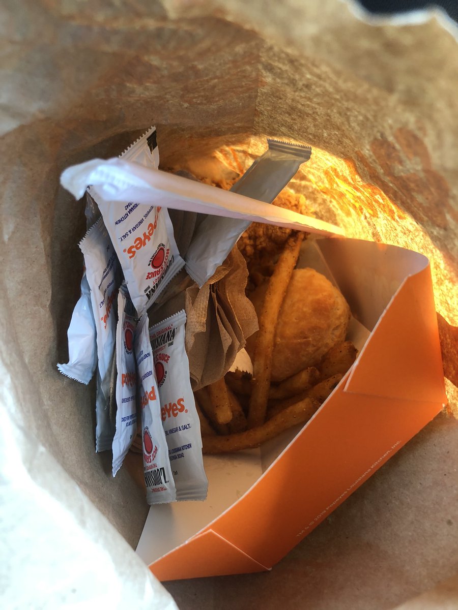 ItsSelenaaaG's tweet photo. thank you @Popeyes for this top notch packaging 🤨 https://t.co/bPwwFYekCQ