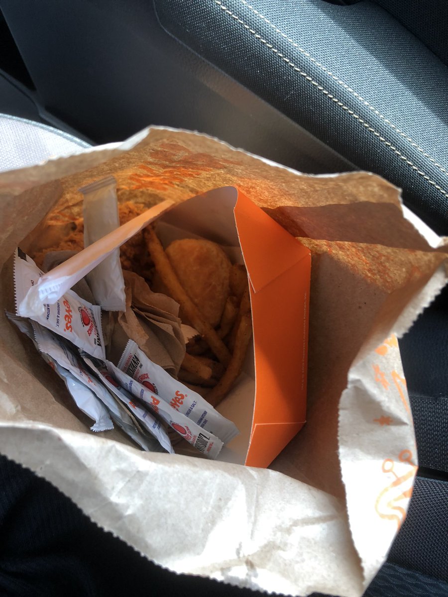 ItsSelenaaaG's tweet photo. thank you @Popeyes for this top notch packaging 🤨 https://t.co/bPwwFYekCQ