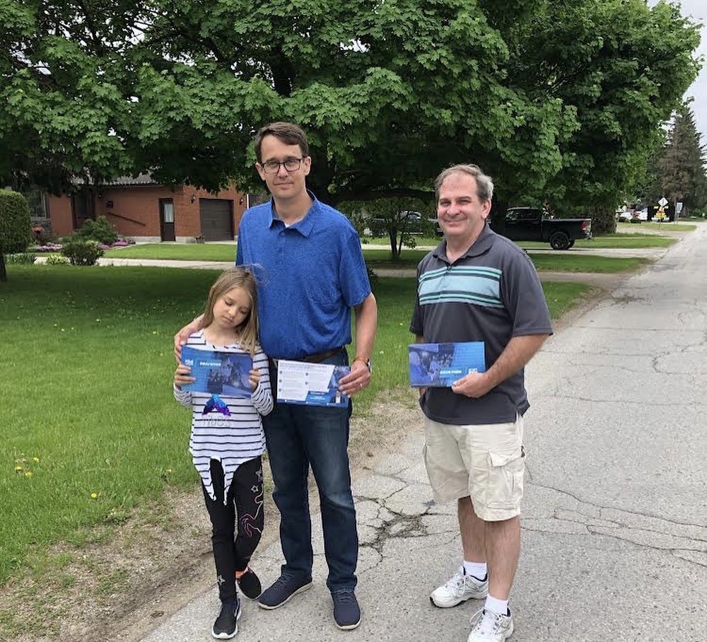MonteMcNaughton's tweet photo. Busy morning with Annie and @ontariopc volunteers knocking on doors and putting up lawn signs in Strathroy!

I'll always have the backs of the hardworking women and men across Lambton-Kent-Middlesex.

We're #GettingltDone for Southwestern Ontario. #ONpoli https://t.co/BEbNytbqYJ