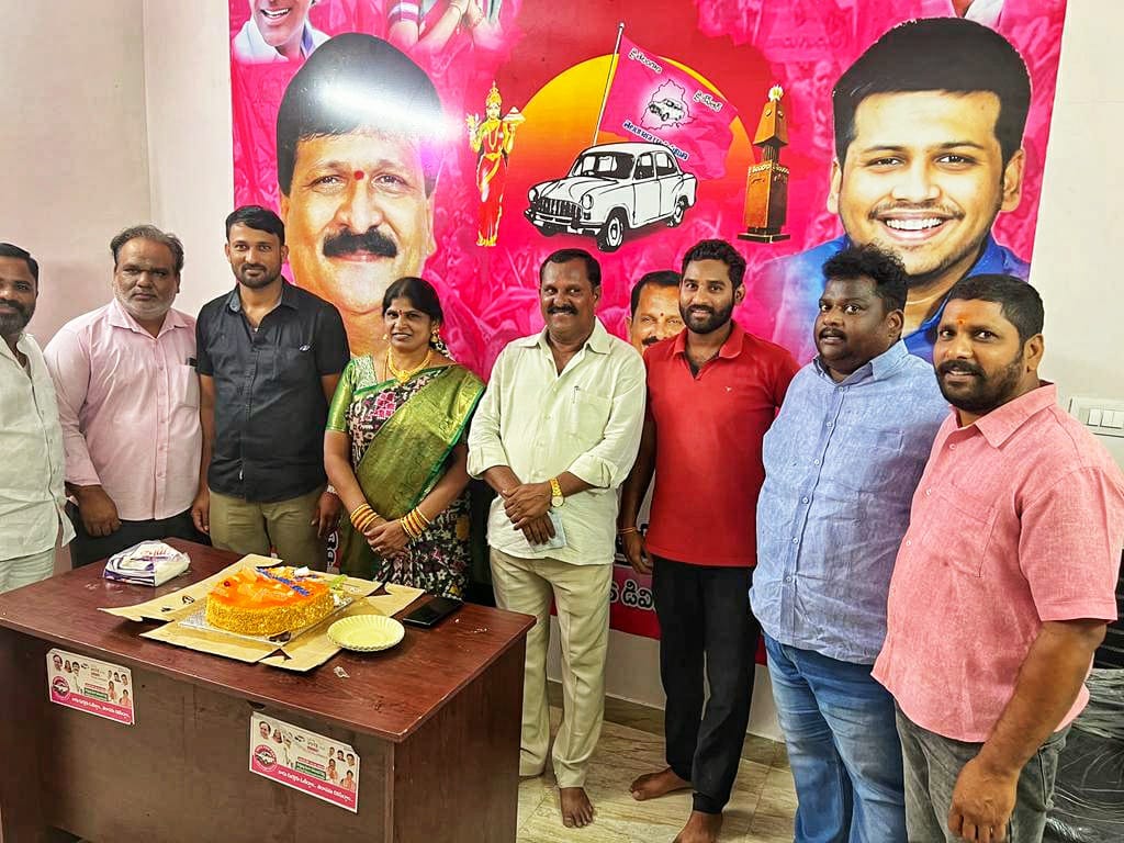KUR_BRS's tweet photo. Birthday celebrations of Corporator.
#136divisioncorporator #Neredmet #kothapally #kothapallymeenaupendarreddy https://t.co/TT5m1a3iGm