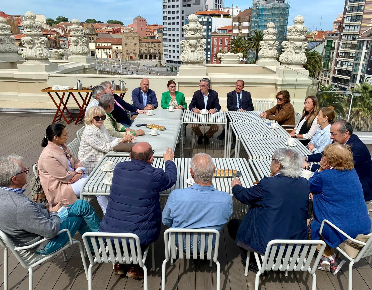 pabloppgijon's tweet photo. Concejales de las Corporaciones desde 1983. Casi 40 años de historia del Grupo Municipal en Gijón. 
Compañeros y amigos que somos parte de la gran familia de @popularesgijon. Con mucha experiencia y ganas de ayudar a construir un proyecto ganador para los gijoneses. 
Gracias https://t.co/xnOtSfE6Aw