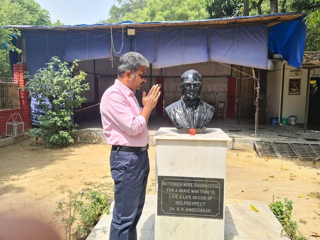 JitendraMeenaDU's tweet photo. SOS

प्रो रतन लाल जी को दिल्ली पुलिस ने देर रात् गिरफ्तार कर् लिया हैं। 

दलित, आदिवासी, और पिछड़ों की आवाज़ को कुचला जा रहा है। https://t.co/9MENTPtYv0
