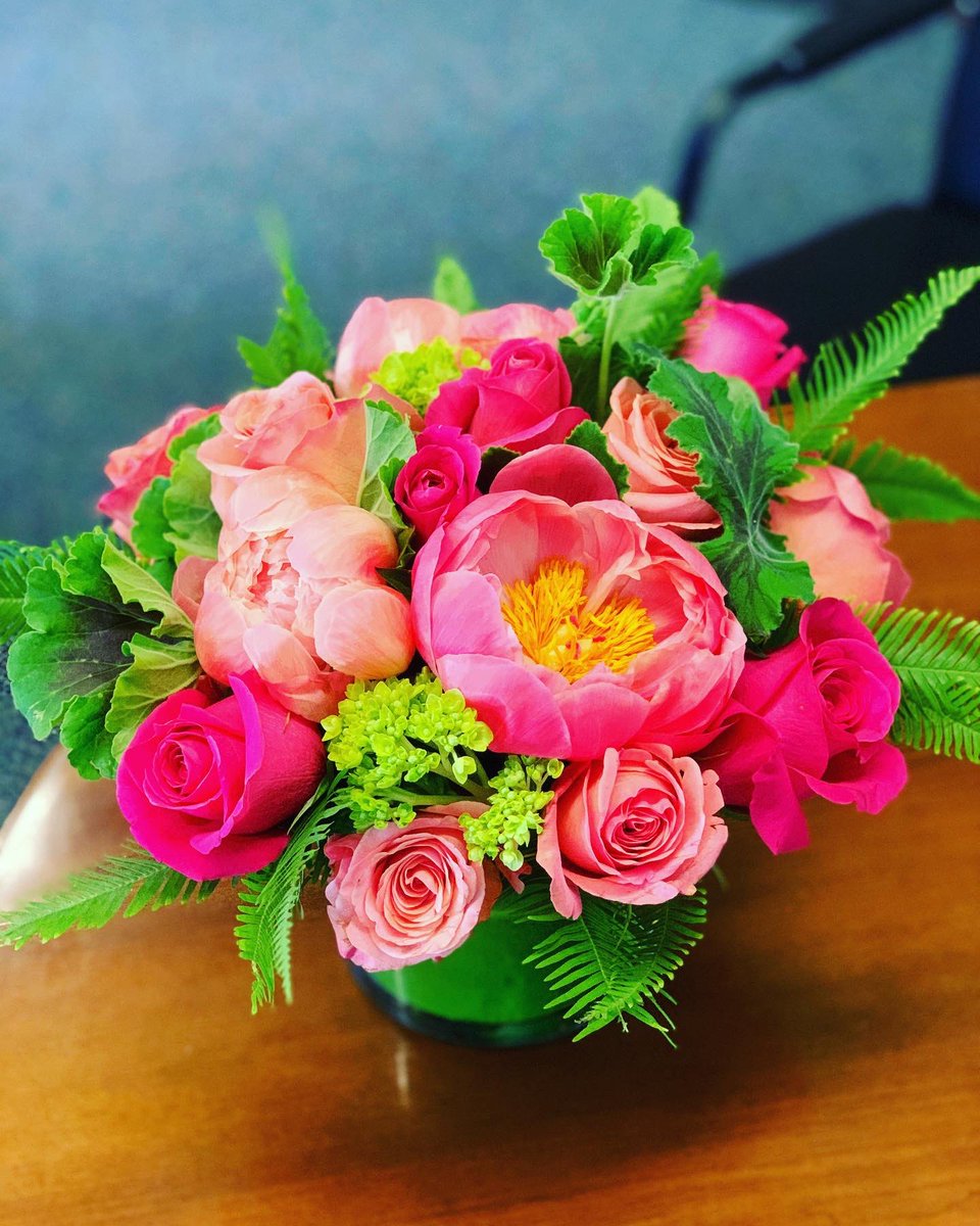 tmiddletv's tweet photo. I’m a lucky girl! Thank you my sweet Douglas #bfbff #birthdaymonth continues #specialdelivery ❤️😍 #winstonflowers 🌺 https://t.co/DBiyle72AQ