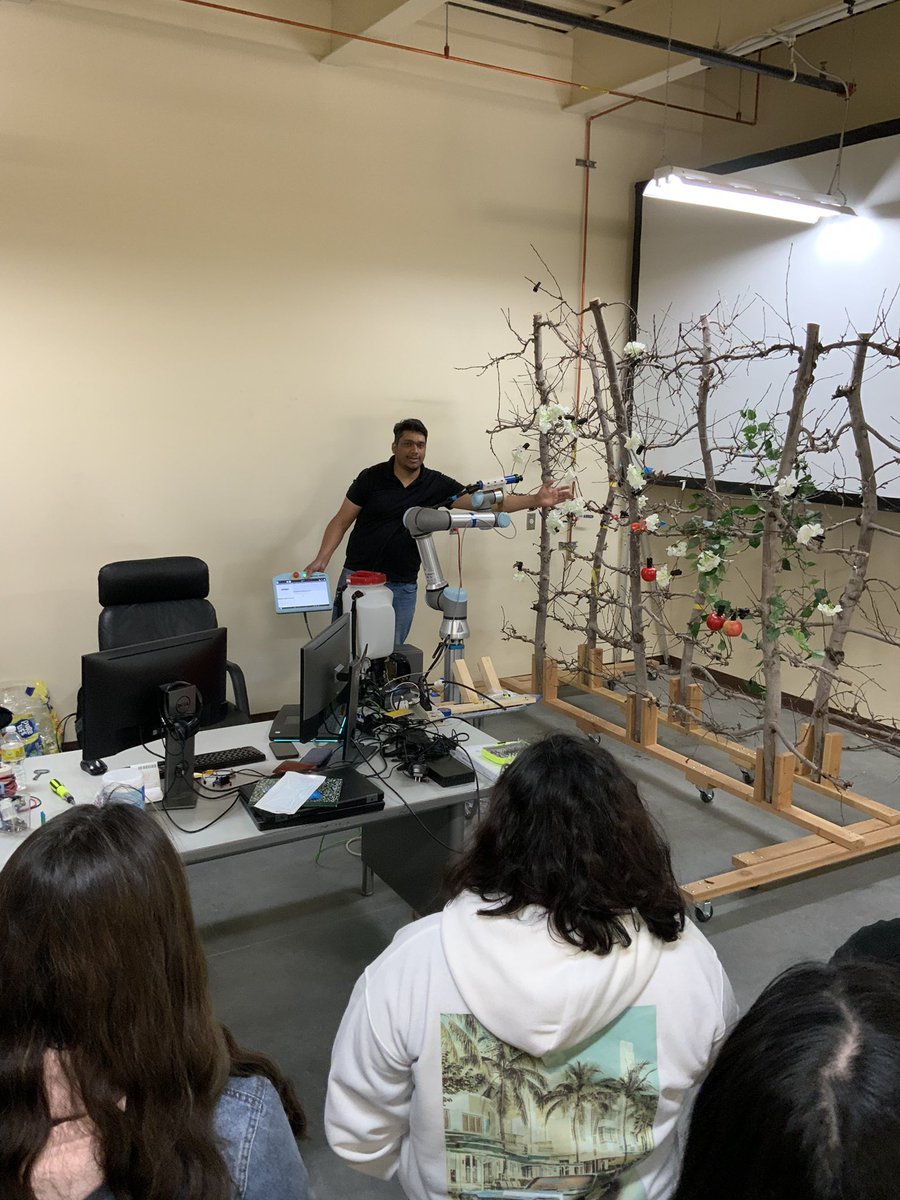 Robot demonstration! Tour learning about artificial apple harvesting &amp; pollination robotics. Research being done <a href="/WSU_IAREC/">WSU Prosser IAREC</a> &amp; <a href="/WazzuCpaas/">WSU CPAAS</a>. #GoCougs
