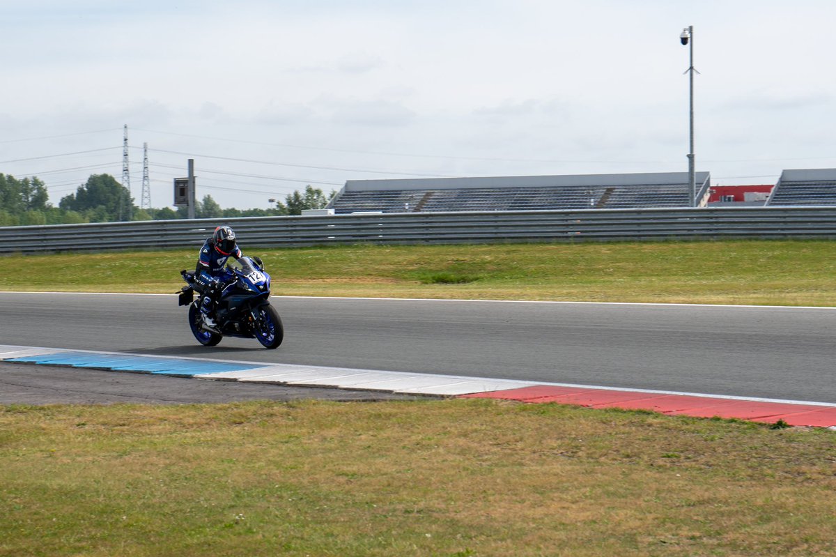 Vandaag m'n circuit debuut gemaakt dankzij <a href="/wilcozeelenberg/">Wilco Zeelenberg</a> . T was geweldig en moeilijk en gaaf! Binnenkort op <a href="/ZS_Racing/">Ziggo Sport Racing</a> <a href="/ZiggoSport/">Ziggo Sport</a> 
Dank <a href="/YamahaMotorNL/">Yamaha Motor Nederland</a> @crtholland <a href="/REVIT/">REV'IT!</a>