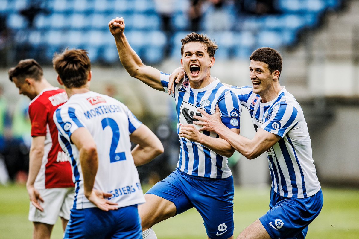 EsbjergfB's tweet photo. Men vi har stået i værre situationer før og altid rejst os.

Det gør vi også denne gang, og vi glæder os til at revanchere en mørk sæson efter sommerpausen på Blue Water Arena.

Efter regn kommer der sol, og vi giver aldrig op i EfB 🔵⚪️ https://t.co/u7ehc8Ux47