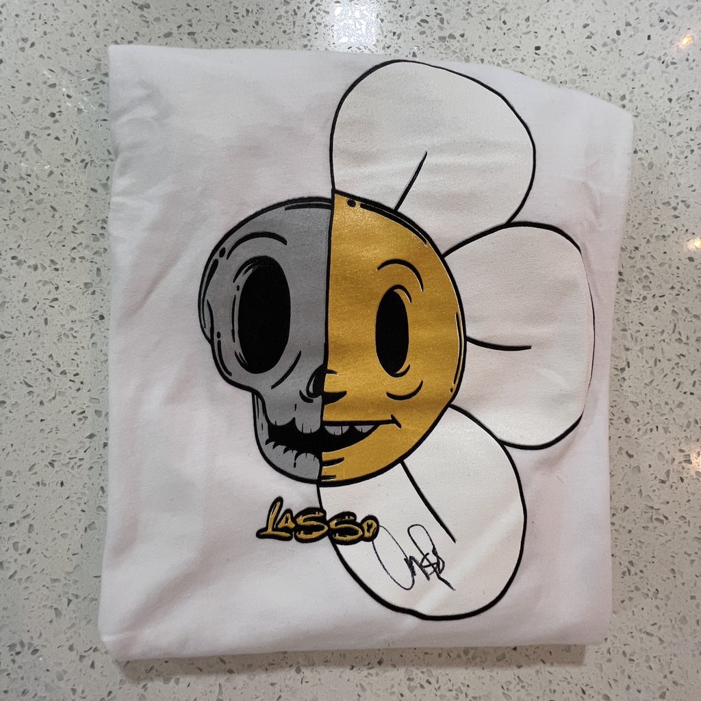 Estrenamos el merch hoy en Barquisimeto!! 

Franelas $20
Hoodies $40
Bandanas $5

Y todo está firmado por mi😍