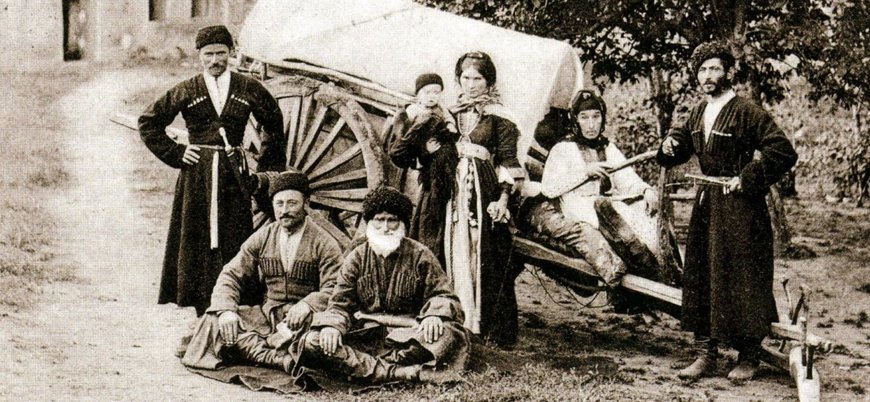 21 Mayıs 1864; Çarlık Rusyası’nın Kuzey Kafkasya’yı işgal etme amacıyla başlattığı savaşın bittiği, 100 yılı aşkın süre mücadele eden Çerkeslerin soykırıma ve sürgüne tabi tutulduğu “Çerkes Soykırımı ve Sürgünü”nün sembol tarihidir.

#BununAdıSoykırım #21Mayıs1864