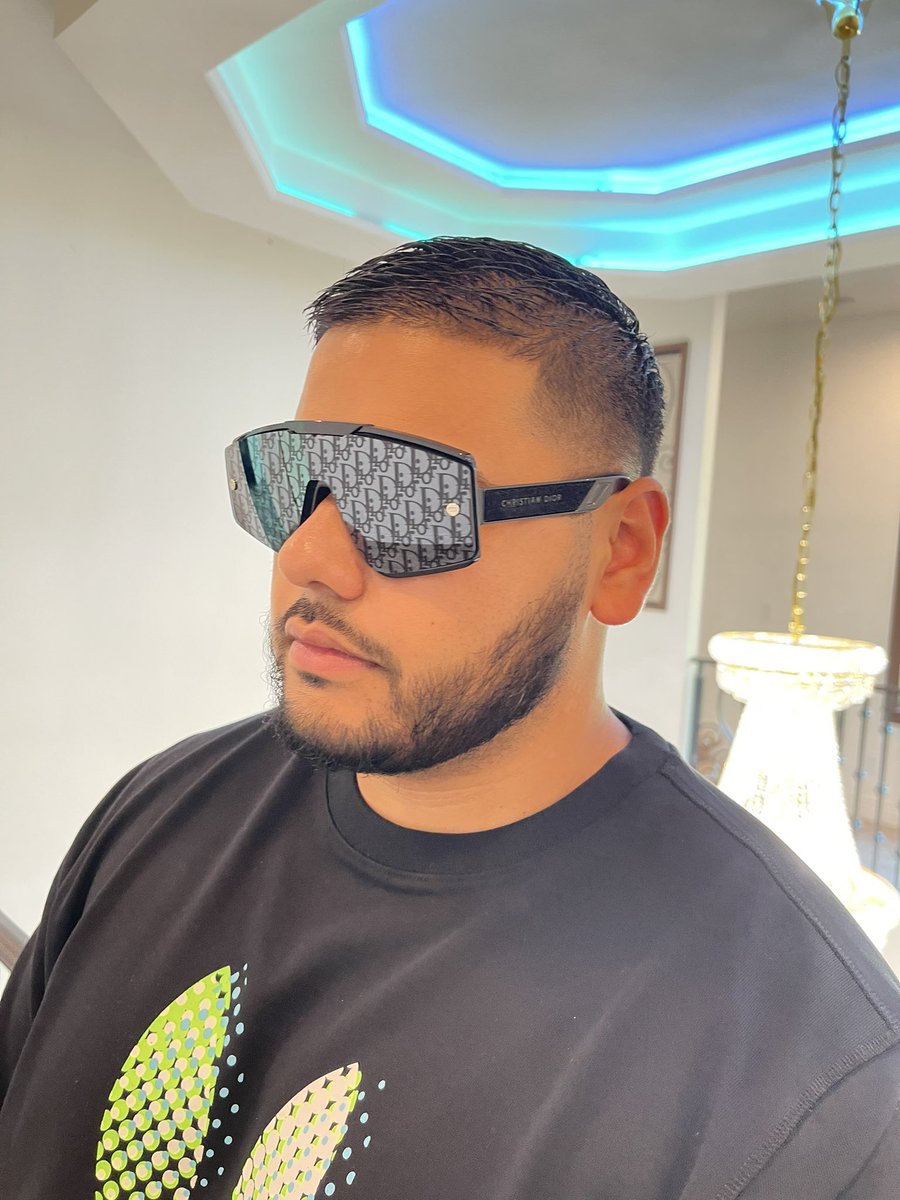 Con la mirada arriba 🫡😎