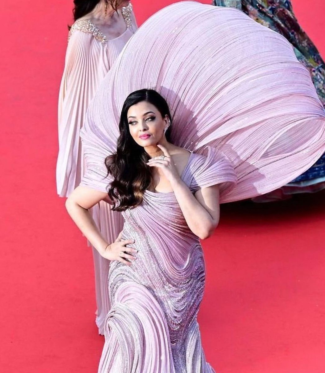 Shani_S_'s tweet photo. #AishwaryaRaiBachchan at #CannesFilmFestival https://t.co/NX4yRB7P1Z