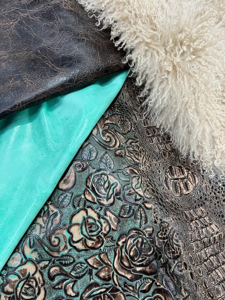 TXLeatherGoods's tweet photo. Here's our Croc Floral Mocha, our Hard Rock Sea Glass, Sedona Acorn, and our Beige Tibetan! 

DM us if you have any questions! 

#interiordesign #summer #cowhide 
#Tibetan #croc #floral #acorn #Leather #handbag #crafting https://t.co/Yvn6H6xE3V