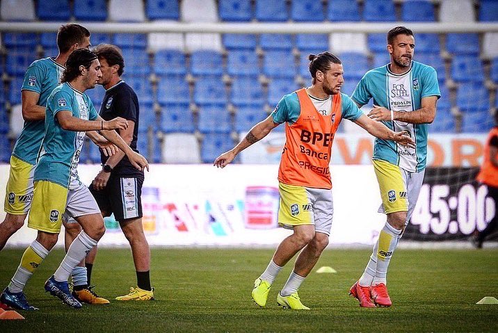 unionbrescia's tweet photo. 𝙒𝘼𝙍𝙈 𝙐𝙋
🔥🟢🔵
Qui e ora. Con #CuordiLeoni!
#RegFer #Cplayoff #LeonidelGarda https://t.co/Fp9GKcY1nJ
