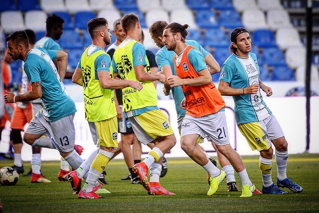 unionbrescia's tweet photo. 𝙒𝘼𝙍𝙈 𝙐𝙋
🔥🟢🔵
Qui e ora. Con #CuordiLeoni!
#RegFer #Cplayoff #LeonidelGarda https://t.co/Fp9GKcY1nJ
