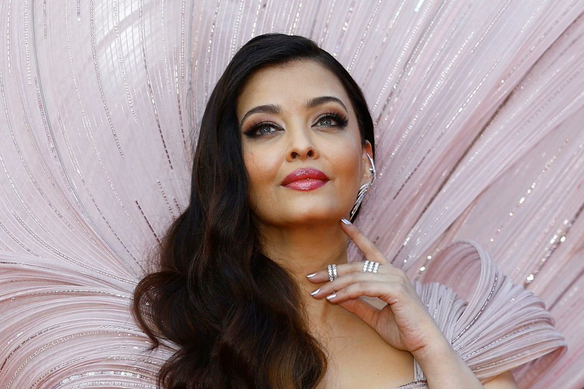 Shani_S_'s tweet photo. #AishwaryaRaiBachchan at #CannesFilmFestival https://t.co/2LxP8HqDCh